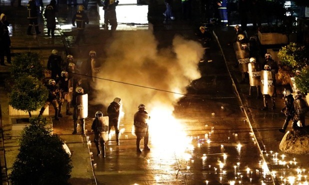 希腊议会勉强通过财政紧缩议案 数万民众抗议暴发冲突