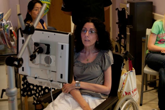 英瘫痪母亲用眼球创作缤纷画作 欲筹集资金帮助更多病友