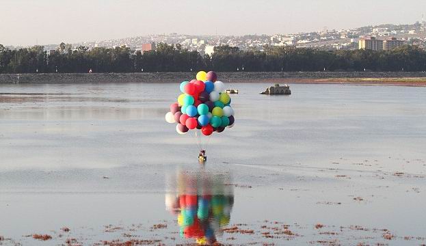 美探险家效仿《飞屋环游记》365只氦气球带其飞越大西洋