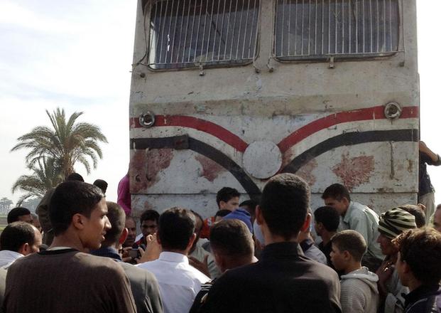 埃及火车与校车相撞已致40名儿童丧生 交通部长辞职