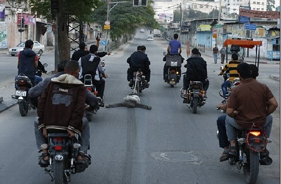哈马斯处决6名以色列“间谍” 拖行尸体游街示众