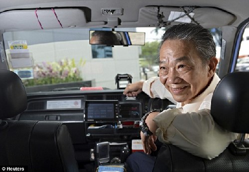 新加坡70岁的哥拾金不昧 归还乘客百万巨款被赞英雄