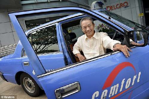 新加坡70岁的哥拾金不昧 归还乘客百万巨款被赞英雄