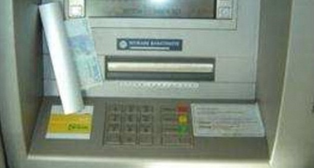 用“爪子”抓走现金！ATM机诈骗再升级