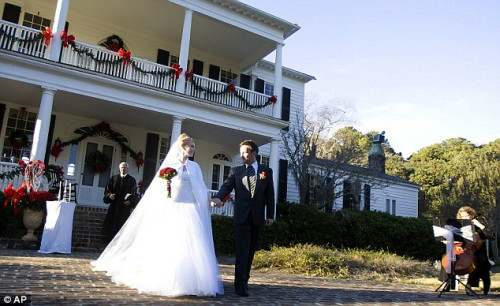 图：英国情侣变卖家产环游全球 拟举行50场婚礼