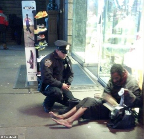 纽约警察担心流浪汉受冻 自掏腰包帮其买鞋(图)