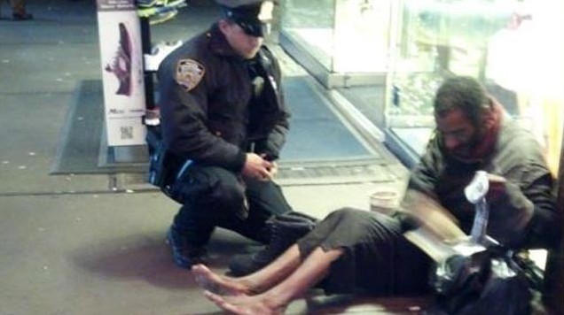 纽约警察寒夜为流浪汉送鞋 获网民如潮好评
