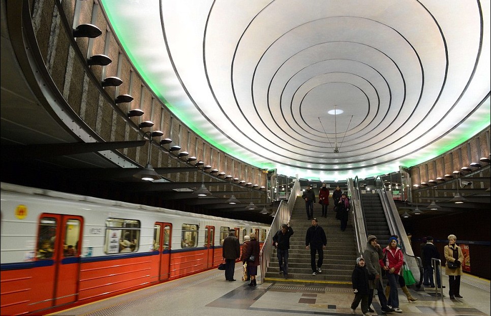 瑞典斯德哥尔摩地铁一站一风景 被誉世界最长的艺术长廊