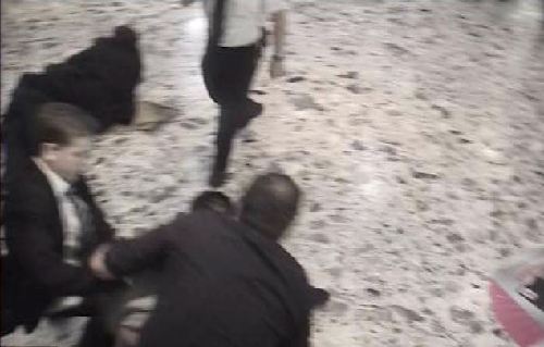 英国商场保安与多名歹徒搏斗 14岁勇敢少年挺身相助