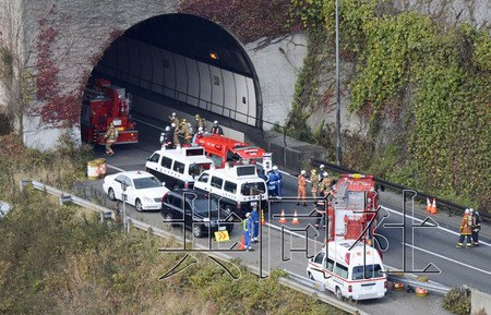日本高速公路隧道崩塌 2人受伤7人或被困