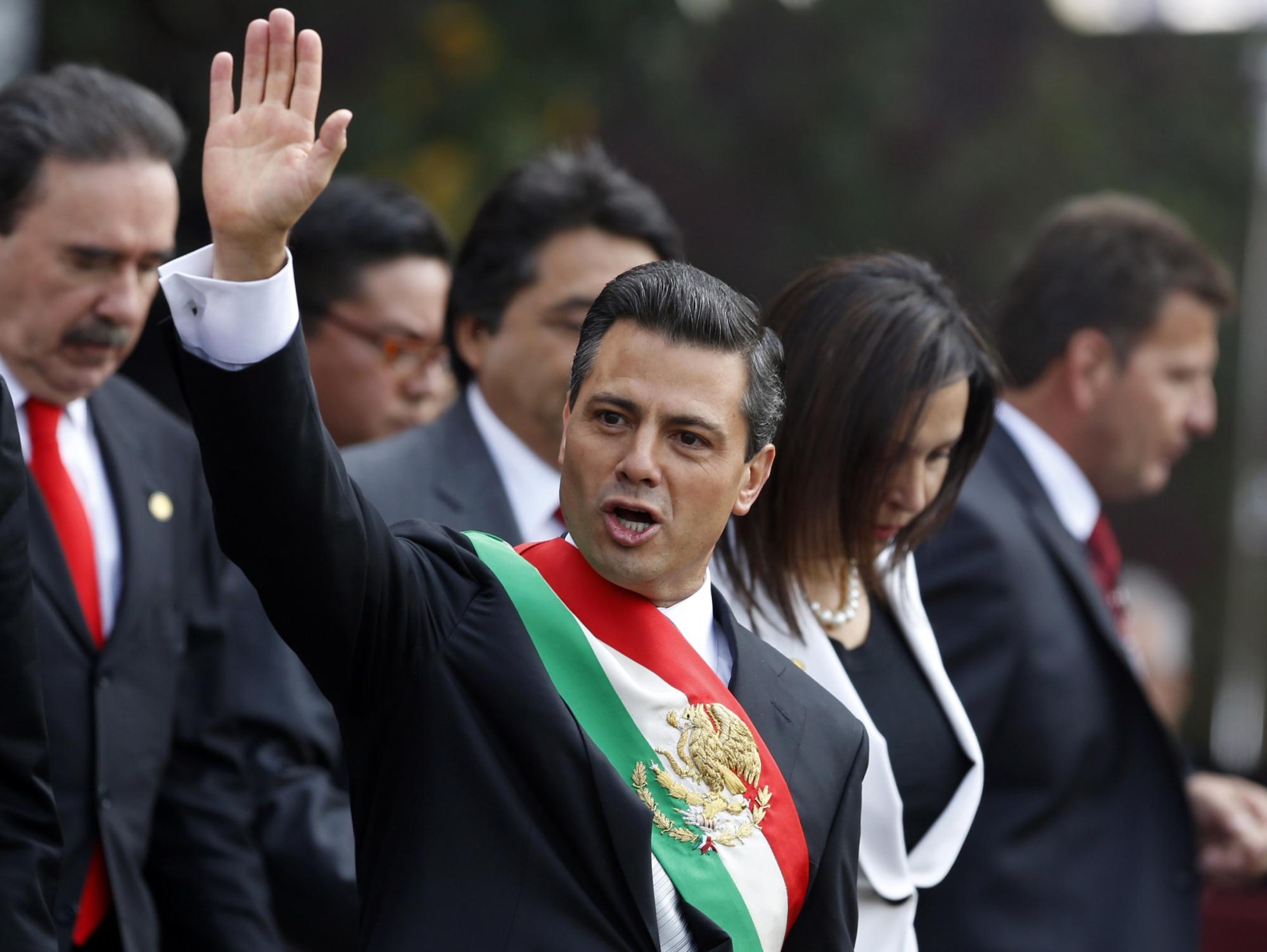墨西哥新总统抗议声中就职 推进改革强力扫毒挑战重重