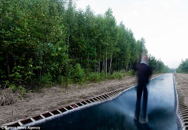 世界最长蹦床亮相俄景观艺术节 长度超50米