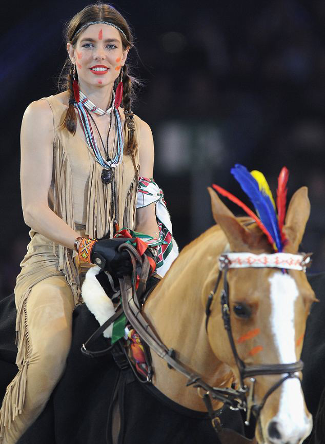 摩纳哥公主扮印第安人参加马术比赛 被指种族主义者