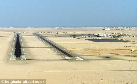 乘客私自携蛇登机被咬 埃及航班紧急迫降机场