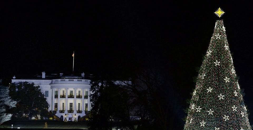 奥巴马参加点亮国会圣诞树仪式 温情献唱圣诞歌曲（图片新闻）