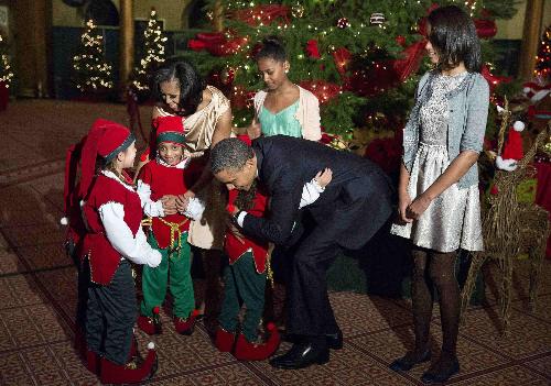 奥巴马一家出席圣诞慈善音乐会 鸟叔盛装献艺