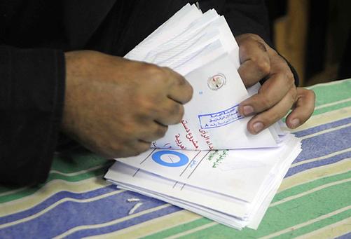 埃及反对派称宪法以微弱优势通过首轮投票