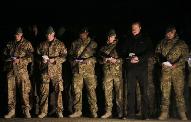 火鸡、美食、桌球赛 卡梅伦突访英驻阿基地与士兵共迎圣诞节