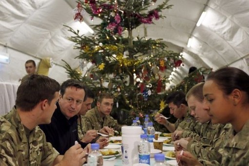火鸡、美食、桌球赛 卡梅伦突访英驻阿基地与士兵共迎圣诞节