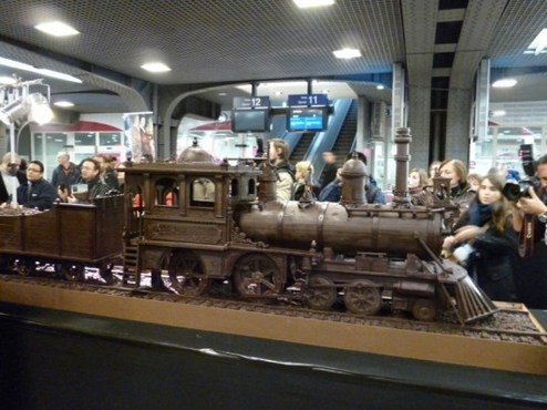 比利时艺术家打造33米长巧克力火车 创世界纪录
