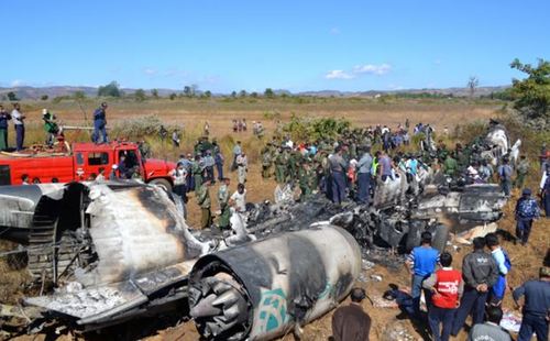 缅甸客机断裂起火69人奇迹生还 或因飞行员错把公路当跑道而失事