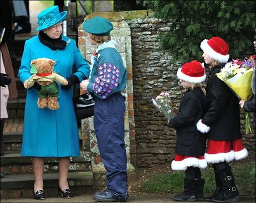 英女王携家人参加圣诞弥撒 威廉夫妇回“娘家”过节未能出席