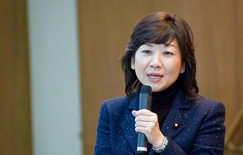 安倍正式出任日本新首相 女性任高级助手、新防卫大臣对华强硬