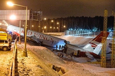 俄客机冲出跑道 事故原因或为制动系统故障