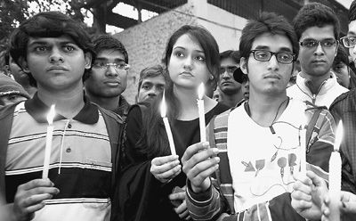 印度轮奸案受害女子遗体火化 多名官员出席葬礼