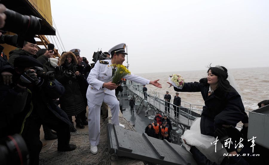 高清：美丽新娘登上海军海岛哨所完婚