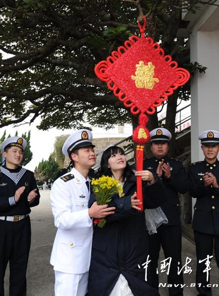 高清：美丽新娘登上海军海岛哨所完婚
