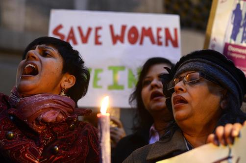 两名轮奸印度女大学生的被告不认罪