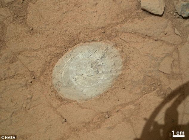 “好奇”号首次使用刷子清扫火星表面 为岩石钻探铺平道路