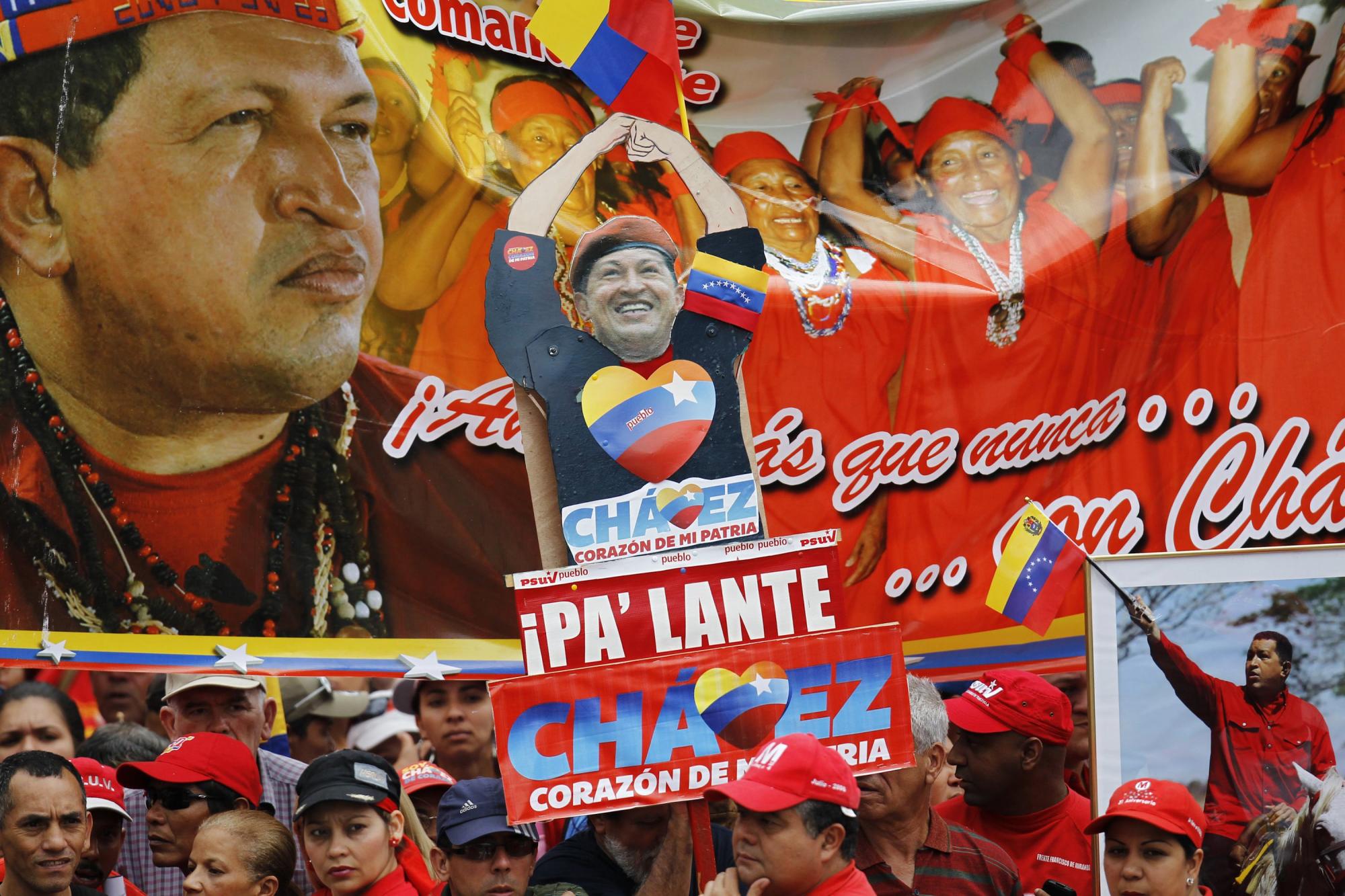 委内瑞拉逾10万民众游行 替查韦斯“宣誓就职”