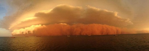 罕见红色沙尘暴袭击澳大利亚海岸 来势汹汹