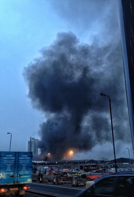 伦敦市中心直升机撞上起重机 爆炸坠毁浓烟滚滚