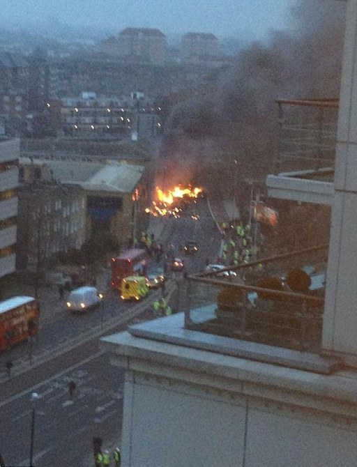 伦敦市中心直升机撞上起重机 爆炸坠毁浓烟滚滚