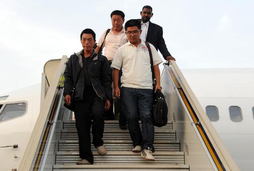 被劫持后获释的4名中国员工抵达喀土穆