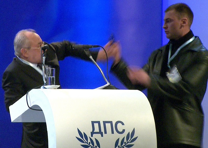 保加利亚政党领袖演讲遇惊险一刻 不明男子持枪指其头