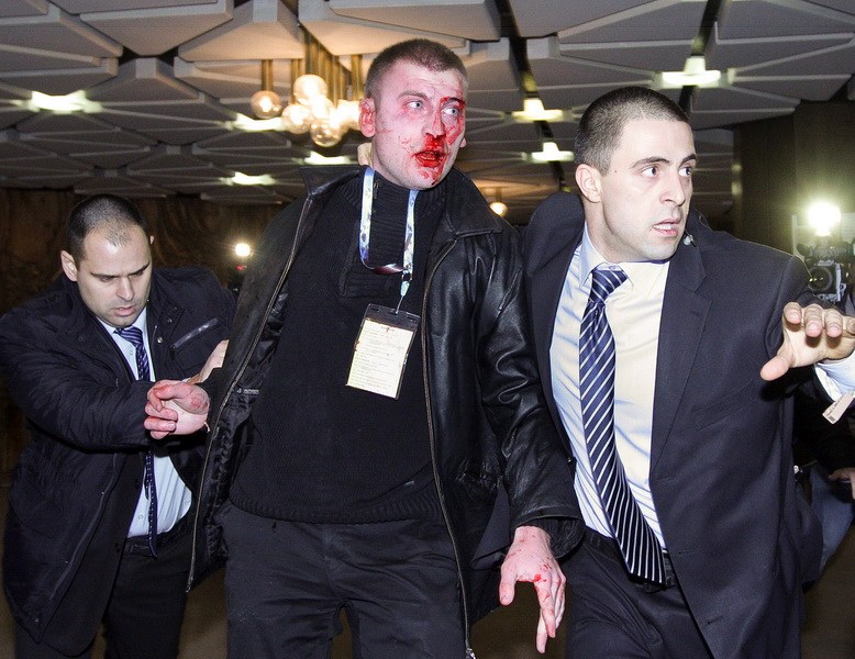 保加利亚政党领袖演讲遇惊险一刻 不明男子持枪指其头
