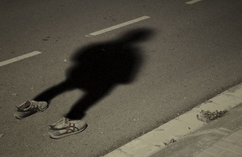 “隐形人”艺术家拍摄深邃影子照片 反映自身不断变化个性