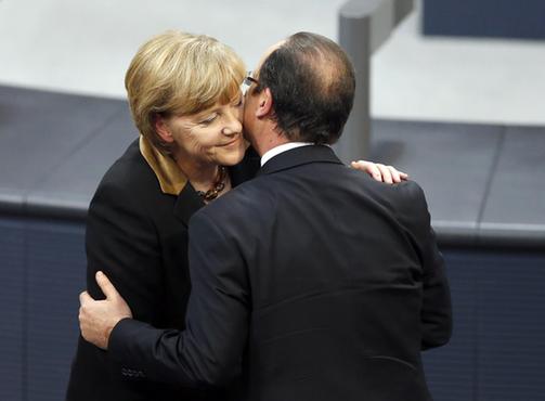 图：德法两国庆“金婚” 默克尔奥朗德“秀恩爱”