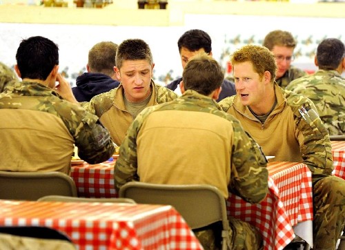 玩游戏、吃自助：哈里讲述阿富汗战场“惬意生活”