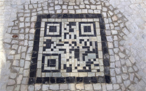 里约人行道铺设黑白二维码 游客“就地刷”获取城市信息
