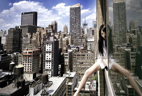 组图：韩女艺术家摩天大楼边缘营造摇摇欲坠刺激感
