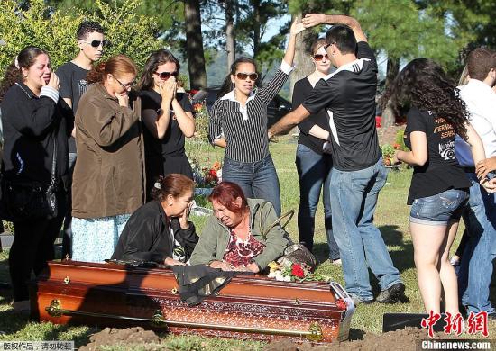 巴西夜总会火灾4名涉事人员被捕 部分遇难者下葬