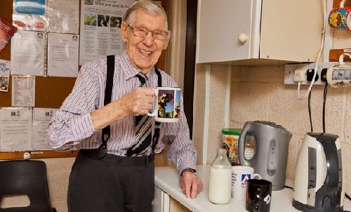 英国最老勤杂工今年百岁 工龄86年还想继续干