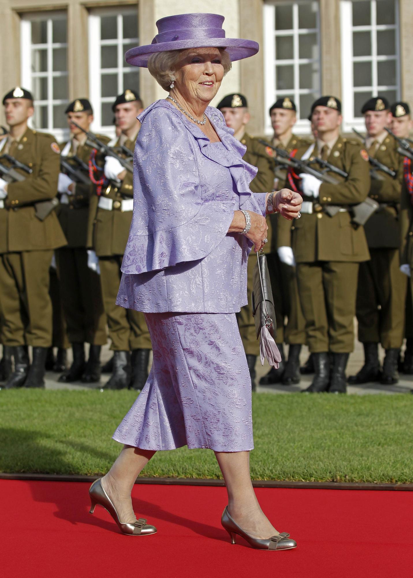 75岁荷兰女王宣布退位长子接班 “老王储”查尔斯再被调侃