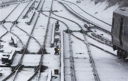 美国东北部遭暴风雪袭击 纽约进出航班全部取消