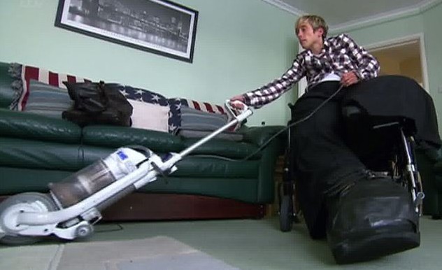英女子患罕见疾病双腿重200斤 基因疗法有望助其再次走路